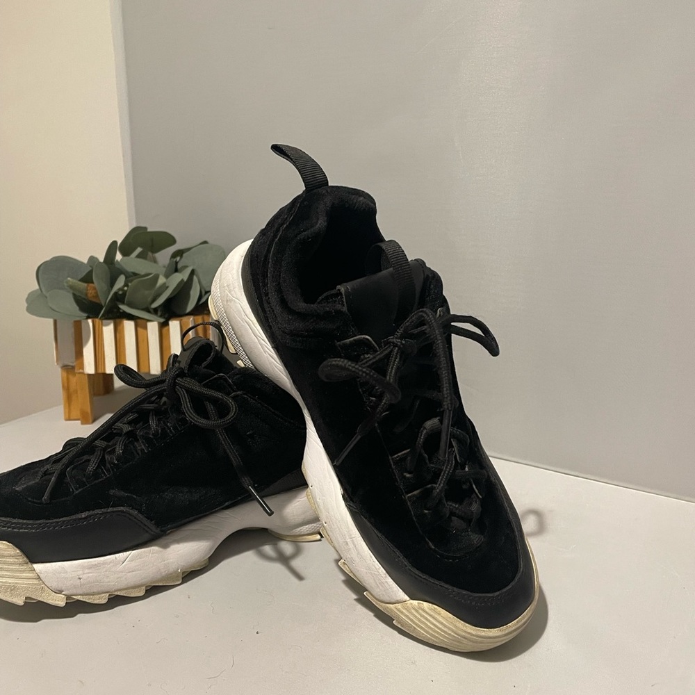 Fila Disruptor Womens Fashion Sneakers Shoes Sz 7 Black & White